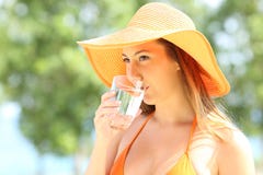 Eau potable d'hydration de touristes heureuse image stock Eau potable d'hydration de touristes heureuse image stock