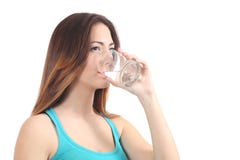 Eau potable de femme d'une glace