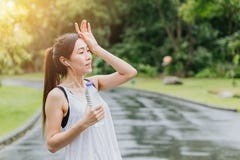 Eau potable de fille asiatique de sport pour le jour chaud sain de sport en plein air photo libre de droits Eau potable de fille asiatique de sport pour le jour chaud sain de sport en plein air photo libre de droits