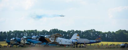 Ebenen auf Flugplatz und Fläche im Himmel lizenzfreies stockbild Ebenen auf Flugplatz und Fläche im Himmel lizenzfreies stockbild