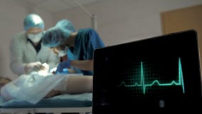 Έλεγχος ECG και του Ο2 κορεσμού στον ασθενή στο λειτουργούν δωμάτιο απόθεμα βίντεο Έλεγχος ECG και του Ο2 κορεσμού στον ασθενή στο λειτουργούν δωμάτιο απόθεμα βίντεο