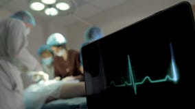 Έλεγχος ECG και του Ο2 κορεσμού στον ασθενή στο λειτουργούν δωμάτιο απόθεμα βίντεο Έλεγχος ECG και του Ο2 κορεσμού στον ασθενή στο λειτουργούν δωμάτιο απόθεμα βίντεο