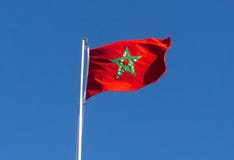 Echte vlag van Marokko op blauwe hemelachtergrond royalty-vrije stock fotografie Echte vlag van Marokko op blauwe hemelachtergrond royalty-vrije stock fotografie