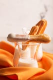 Eclair saporito dolce con crema bianca immagini stock Eclair saporito dolce con crema bianca immagini stock