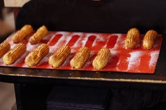 Eclairs на красной доске несколько eclairs уже ели стоковые изображения rf Eclairs на красной доске несколько eclairs уже ели стоковые изображения rf