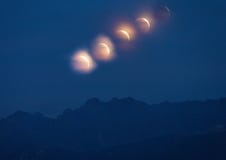 Eclissi lunare sopra le alte montagne di Tatra Immagine di serie cronologiche immagini stock Eclissi lunare sopra le alte montagne di Tatra Immagine di serie cronologiche immagini stock