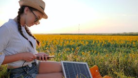 Eco, счастливая женщина в backlight с телефоном и панель в руках, девушка используя чернь и батарею акции видеоматериалы Eco, счастливая женщина в backlight с телефоном и панель в руках, девушка используя чернь и батарею акции видеоматериалы