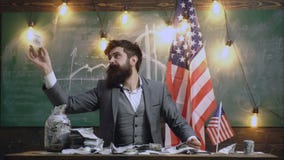 Economia e finança conceito da economia com o homem farpado que guarda o dinheiro O homem põe o dinheiro em um banco Caridade, fi filme Economia e finança conceito da economia com o homem farpado que guarda o dinheiro O homem põe o dinheiro em um banco Caridade, fi filme