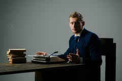 Economia e finança Guarda-livros do homem Trabalho do homem de negócios no escritório do contador Transação do dinheiro Homem no imagem de stock Economia e finança Guarda-livros do homem Trabalho do homem de negócios no escritório do contador Transação do dinheiro Homem no imagem de stock