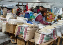 Ecuatoriaanse etnische vrouwen verkopende rijst stock foto's Ecuatoriaanse etnische vrouwen verkopende rijst stock foto's
