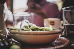 Edamame op kleiplaten bij een koffie royalty-vrije stock fotografie Edamame op kleiplaten bij een koffie royalty-vrije stock fotografie