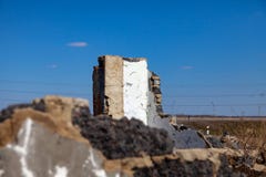 Edificio abandonado y destruido del cual solamente la pared permanece y las paredes destechadas con ruina de los desperdicios y d imagenes de archivo Edificio abandonado y destruido del cual solamente la pared permanece y las paredes destechadas con ruina de los desperdicios y d imagenes de archivo