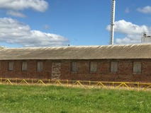 Edificio agrícola agrícola agrícola grande con el equipo, casas, graneros, granero imágenes de archivo libres de regalías Edificio agrícola agrícola agrícola grande con el equipo, casas, graneros, granero imágenes de archivo libres de regalías