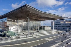 Edificio de la asamblea Galés en la bahía de Cardiff, Reino Unido fotografía de archivo libre de regalías Edificio de la asamblea Galés en la bahía de Cardiff, Reino Unido fotografía de archivo libre de regalías