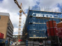 Edificio della costruzione costruito con la gru immagini stock Edificio della costruzione costruito con la gru immagini stock