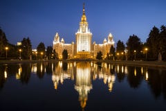 Edificio principal de la universidad de estado de Moscú en las colinas en la noche, Rusia del gorrión foto de archivo libre de regalías Edificio principal de la universidad de estado de Moscú en las colinas en la noche, Rusia del gorrión foto de archivo libre de regalías