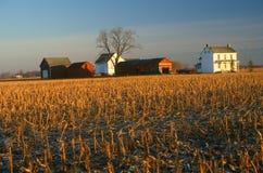 Edificios agrícolas y campo en invierno Imagen de archivo Edificios agrícolas y campo en invierno Imagen de archivo
