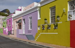 Edificios coloridos en BO-Kaap Imágenes de archivo libres de regalías Edificios coloridos en BO-Kaap Imágenes de archivo libres de regalías