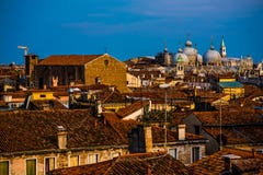 Edificios coloridos en Venecia antes de la puesta del sol fotografía de archivo libre de regalías Edificios coloridos en Venecia antes de la puesta del sol fotografía de archivo libre de regalías