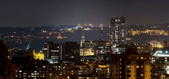 Edificios de la ciudad de Sheffield con el fondo dramático de la colina imágenes de archivo libres de regalías Edificios de la ciudad de Sheffield con el fondo dramático de la colina imágenes de archivo libres de regalías