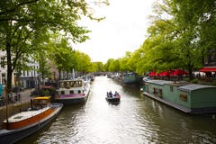 Edificios y canal en la ciudad de Amsterdam imagenes de archivo Edificios y canal en la ciudad de Amsterdam imagenes de archivo