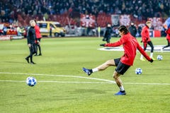 Edinson Cavani réchauffant sur un match de Ligue des Champions photographie stock Edinson Cavani réchauffant sur un match de Ligue des Champions photographie stock