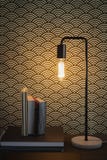 Edison-Fadentischlampe und -bücher steuern Innenraum automatisch an lizenzfreie stockfotografie Edison-Fadentischlampe und -bücher steuern Innenraum automatisch an lizenzfreie stockfotografie