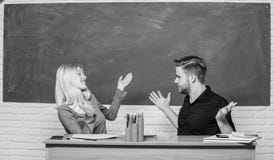 Educaci?n de la High School secundaria Pares que estudian en sala de clase Hombre y mujer de nuevo a escuela Profesor y hermoso b foto de archivo Educaci?n de la High School secundaria Pares que estudian en sala de clase Hombre y mujer de nuevo a escuela Profesor y hermoso b foto de archivo