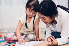 Educati feliz del profesor del dibujo de la guardería de la muchacha del niño del niño de la familia Foto de archivo Educati feliz del profesor del dibujo de la guardería de la muchacha del niño del niño de la familia Foto de archivo
