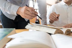 Edukacja i szko?y poj?cie, ucznia kampus pomagamy instytucja przyjaciela ?apaniu w g?r? czytania, egzaminu i uczenie nauczania obrazy stock Edukacja i szko?y poj?cie, ucznia kampus pomagamy instytucja przyjaciela ?apaniu w g?r? czytania, egzaminu i uczenie nauczania obrazy stock