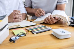 Edukacja, nauczanie, uczenie pojęcie Szkoła średnia koledzy z klasy lub ucznie grupują adiunkta w bibliotecznym studiowaniu i czy obraz stock Edukacja, nauczanie, uczenie pojęcie Szkoła średnia koledzy z klasy lub ucznie grupują adiunkta w bibliotecznym studiowaniu i czy obraz stock