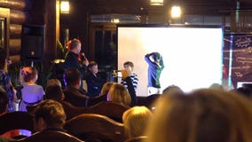 Edukacji wydarzenie - przedstawia? co? grupa dzieciaki przy edukacyjnym wydarzeniem Kyiv, Ukraina 10 05 2019 zdjęcie wideo Edukacji wydarzenie - przedstawia? co? grupa dzieciaki przy edukacyjnym wydarzeniem Kyiv, Ukraina 10 05 2019 zdjęcie wideo