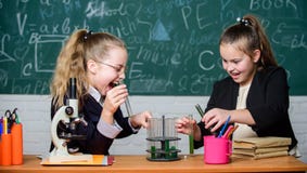 Edukacyjny eksperymentu poj?cie Mikroskop i pr?bne tubki na stole Jest ostro?nego spe?niania chemicznym reakcj? Podstawowy zdjęcia stock Edukacyjny eksperymentu poj?cie Mikroskop i pr?bne tubki na stole Jest ostro?nego spe?niania chemicznym reakcj? Podstawowy zdjęcia stock
