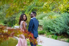 Een aantrekkelijke jonge vrouw met haar handen van de partnerholding onderaan de mooie herfst kleurde boomtakken royalty-vrije stock foto's Een aantrekkelijke jonge vrouw met haar handen van de partnerholding onderaan de mooie herfst kleurde boomtakken royalty-vrije stock foto's