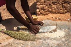 Een Afrikaanse gierst van vrouwen malende graangewassen Stock Afbeeldingen Een Afrikaanse gierst van vrouwen malende graangewassen Stock Afbeeldingen