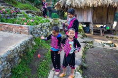 Een Akha-familie stelt voor toeristenfoto's in Doi Pui Mong Hill Tribe Village, Chiang Mai, Thailand royalty-vrije stock afbeeldingen Een Akha-familie stelt voor toeristenfoto's in Doi Pui Mong Hill Tribe Village, Chiang Mai, Thailand royalty-vrije stock afbeeldingen