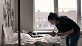 Een brunette in een zwarte T-shirt en jeans trekt stock videobeelden Een brunette in een zwarte T-shirt en jeans trekt stock videobeelden