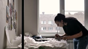 Een brunette in een zwarte T-shirt en jeans trekt stock video Een brunette in een zwarte T-shirt en jeans trekt stock video