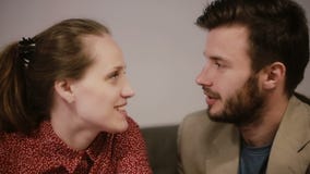 Een close-up van jongelui koppelt het glimlachen, hebbend een gesprek stock footage Een close-up van jongelui koppelt het glimlachen, hebbend een gesprek stock footage