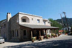 Een comfortabele koffie met een mooi ontwerp in een toevluchtstad op het Eiland Kreta stock fotografie Een comfortabele koffie met een mooi ontwerp in een toevluchtstad op het Eiland Kreta stock fotografie