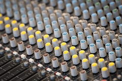 Een correct mengend paneel met diverse knoppen stock foto's Een correct mengend paneel met diverse knoppen stock foto's