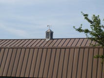 Een Coupla en een Wind Vane Needs Paint Stock Fotografie Een Coupla en een Wind Vane Needs Paint Stock Fotografie