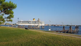Een cruiseschip vertrekt van het Kanaal in Venetië royalty-vrije stock afbeeldingen Een cruiseschip vertrekt van het Kanaal in Venetië royalty-vrije stock afbeeldingen