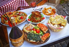 Een de zomerdiner Deegwaren, pizza en eigengemaakte voedselregeling stock afbeeldingen Een de zomerdiner Deegwaren, pizza en eigengemaakte voedselregeling stock afbeeldingen