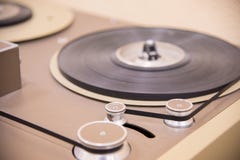 Een deel van de oude uitstekende bandrecorder is bruin met cassettes royalty-vrije stock afbeeldingen Een deel van de oude uitstekende bandrecorder is bruin met cassettes royalty-vrije stock afbeeldingen