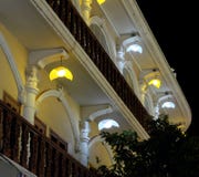 Een deel van de voorgevel van het huis, met straatlantaarns, nacht, lichte lantaarns wordt verfraaid die royalty-vrije stock foto's Een deel van de voorgevel van het huis, met straatlantaarns, nacht, lichte lantaarns wordt verfraaid die royalty-vrije stock foto's