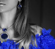 een deel van het gezicht van de vrouw in blauwe avondjurk met kant met het fonkelen juwelen stock fotografie een deel van het gezicht van de vrouw in blauwe avondjurk met kant met het fonkelen juwelen stock fotografie