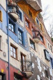 Een deel van het Hundertwasser-Huis in Wenen royalty-vrije stock foto Een deel van het Hundertwasser-Huis in Wenen royalty-vrije stock foto
