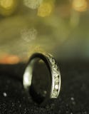 Een diamantring met kleine diamanten royalty-vrije stock fotografie Een diamantring met kleine diamanten royalty-vrije stock fotografie