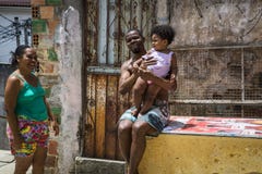 Een familie die, Salvador, Bahia, Brazilië glimlachen stock foto's Een familie die, Salvador, Bahia, Brazilië glimlachen stock foto's